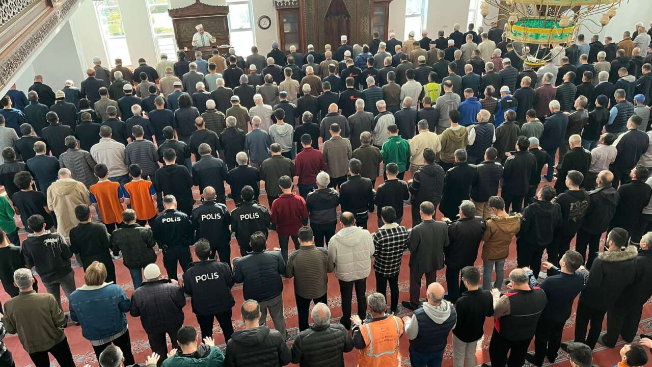 tum-konya-cuma-vakti-yagmur-icin-dua-etti