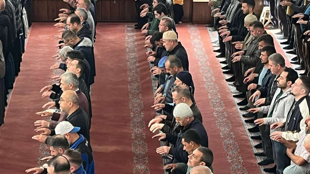 tum-konya-cuma-vakti-yagmur-icin-dua-etti