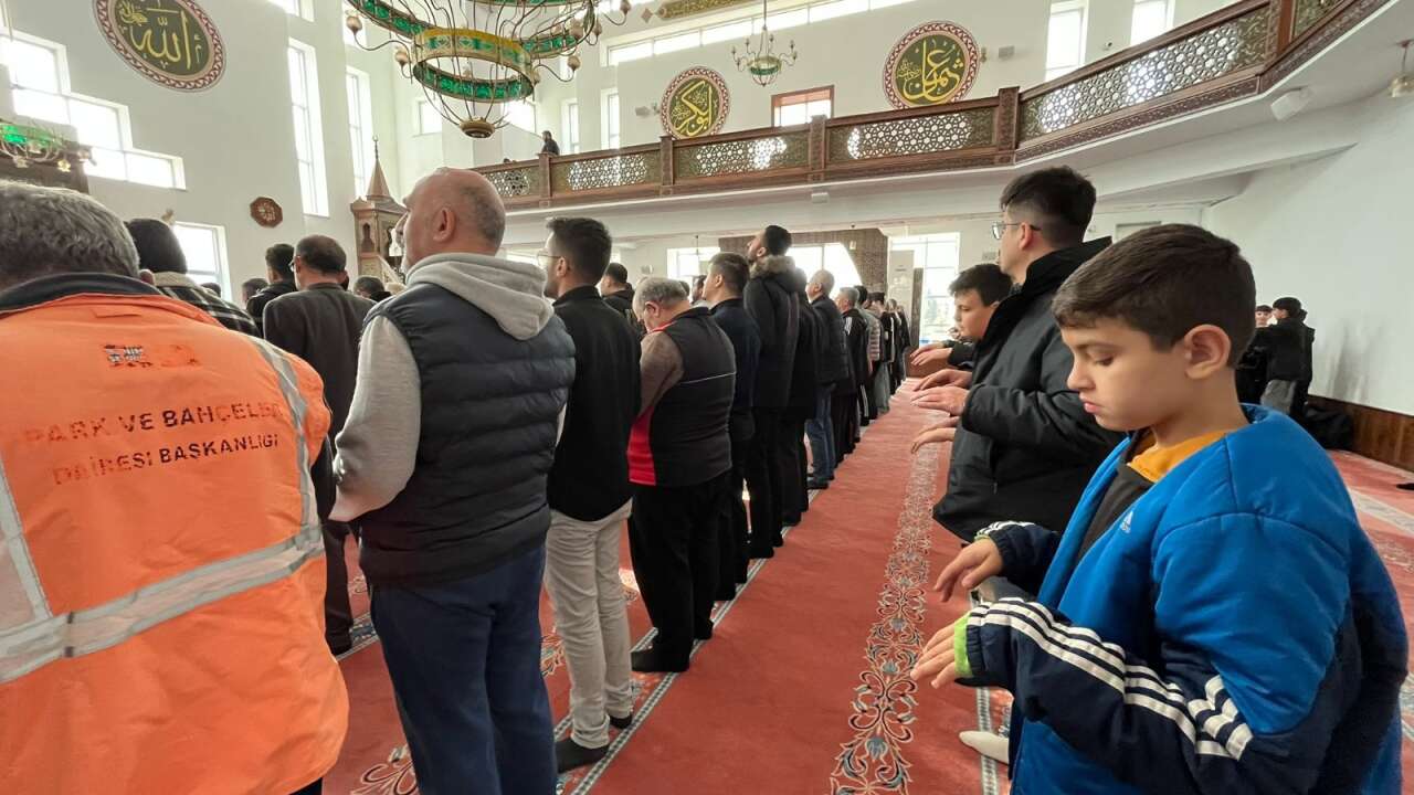 tum-konya-cuma-vakti-yagmur-icin-dua-etti