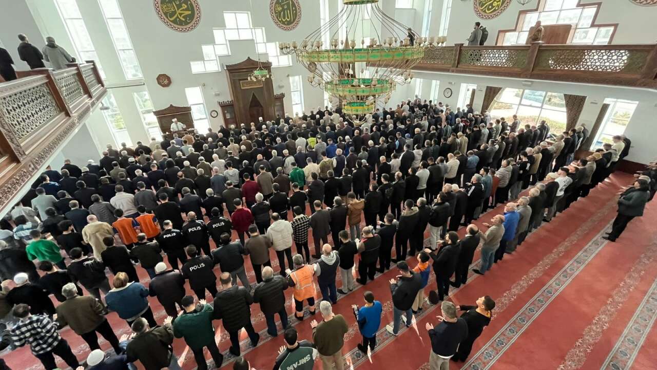 tum-konya-cuma-vakti-yagmur-icin-dua-etti