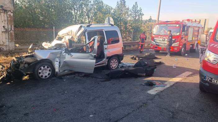 kamyona-carpan-hafif-ticari-arac-3-kisiye-mezar-oldu