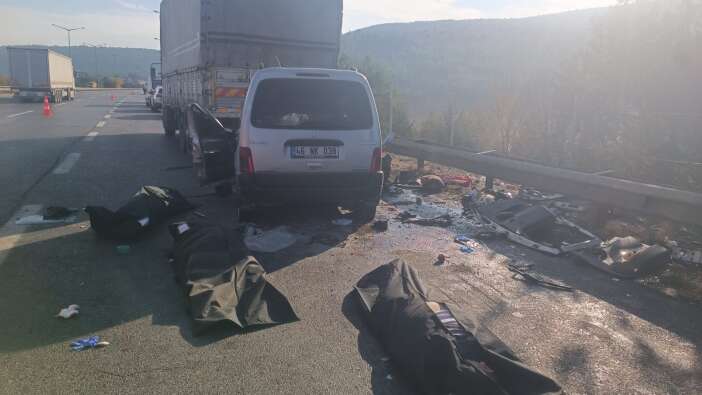 kamyona-carpan-hafif-ticari-arac-3-kisiye-mezar-oldu