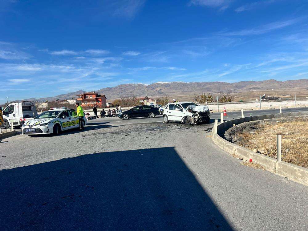 konya-plakali-otomobil-kamyonla-carpisti-1-agir-yarali-var