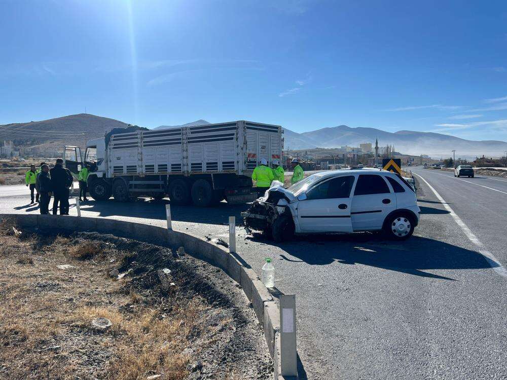 konya-plakali-otomobil-kamyonla-carpisti-1-agir-yarali-var