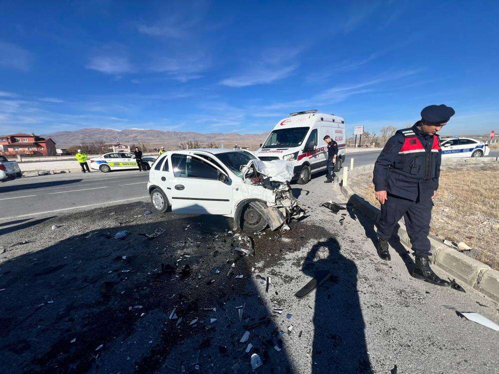 konya-plakali-otomobil-kamyonla-carpisti-1-agir-yarali-var