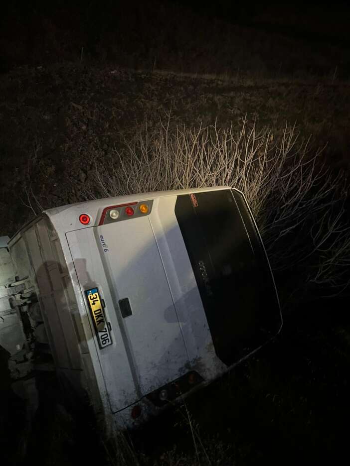 maden-iscilerini-tasiyan-midibus-ucuruma-yuvarlandi-2si-agir-15-yarali