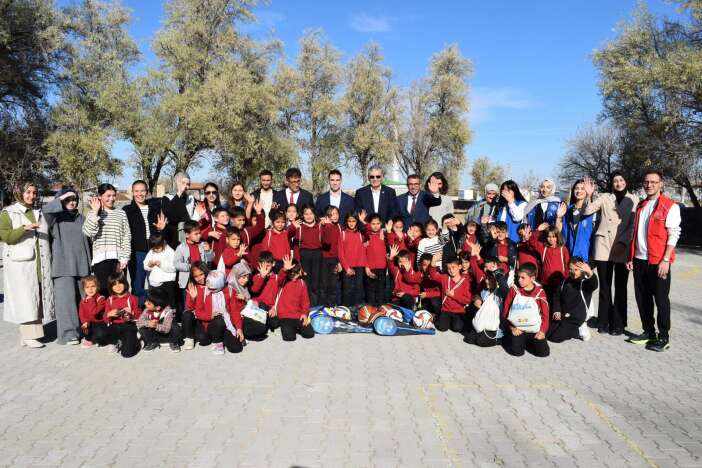 merkezim-her-yerde-etkinligi-konyada-miniklere-mutluluk-tasidi