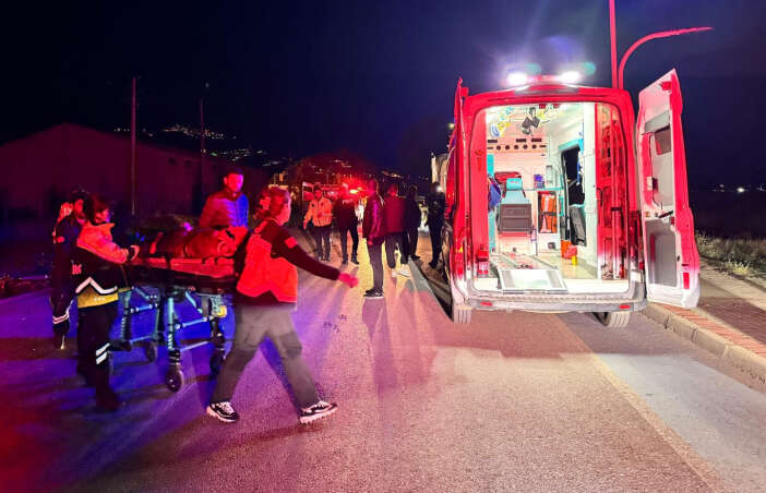 otomobile-carpan-motosikletli-gencin-disleri-cep-telefonu-isigiyla-arandi