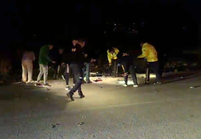 otomobile-carpan-motosikletli-gencin-disleri-cep-telefonu-isigiyla-arandi