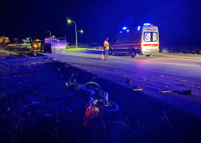 otomobile-carpan-motosikletli-gencin-disleri-cep-telefonu-isigiyla-arandi