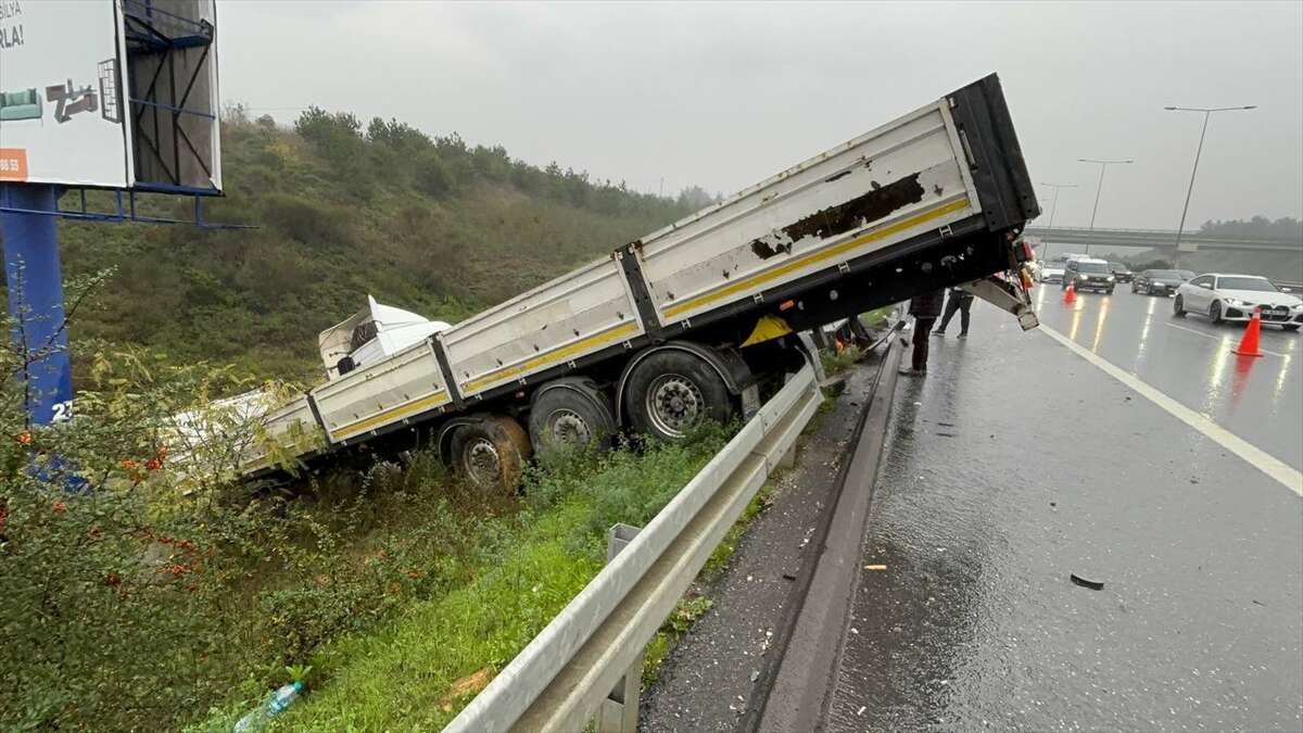 otoyolda-tir-sarampole-devrildi