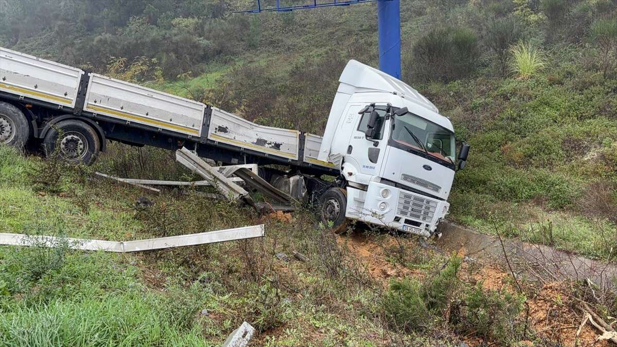 otoyolda-tir-sarampole-devrildi