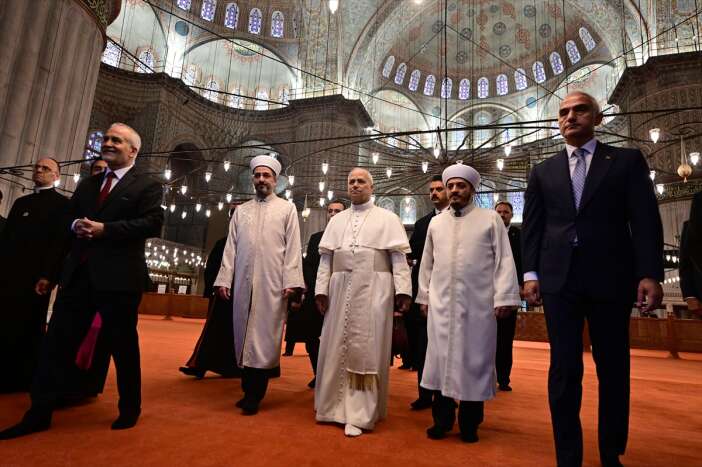 papa-camiyi-ziyaret-etti