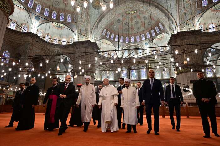 papa-camiyi-ziyaret-etti