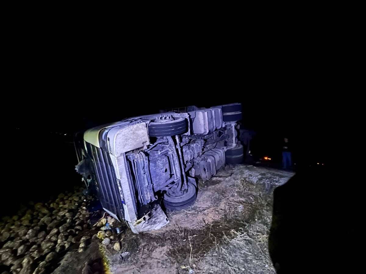 seker-pancari-yuklu-tir-devrildi-surucu-hayatini-kaybetti