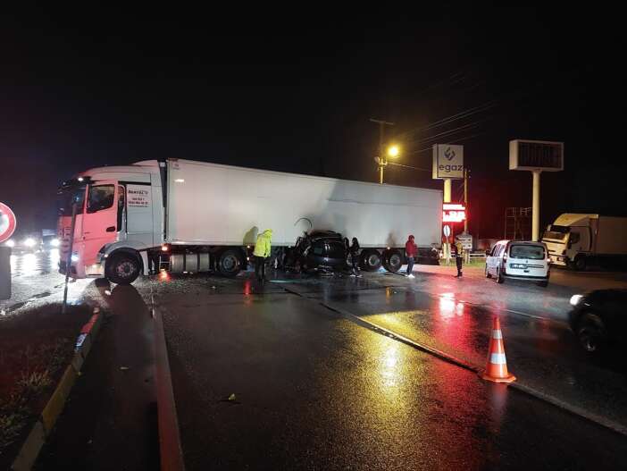 tali-yoldan-cikan-tira-otomobil-carpti-kari-koca-can-verdi