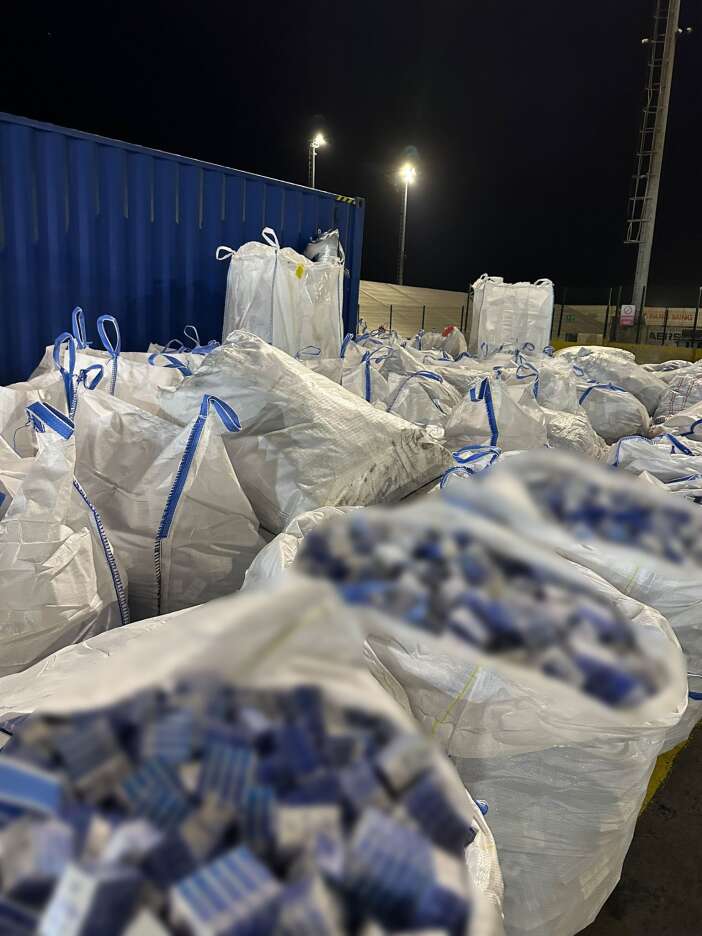 yalitim-malzemeleri-yuklu-tirdan-94-milyon-liralik-kacak-sigara-cikti