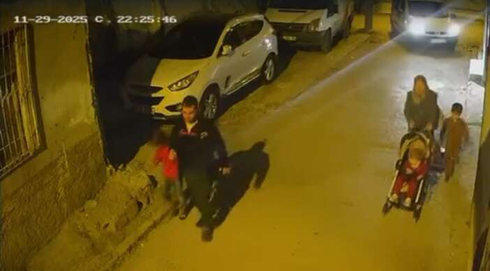 5-yasindaki-cocugunu-arabaya-carpip-yere-firlatti-o-anlar-kameralada