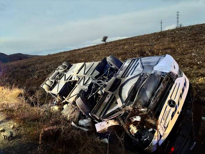 aa-20251130-39848911-39848909-afyonkarahisarda-yolcu-otobusu-devrildi-2-kisi-oldu-21-kisi-yaralandi-1