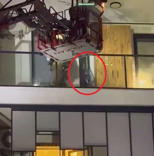 evi-yakmak-istedi-itfaiyeye-damacana-firlatti-o-anlar-kameralara-yansidi