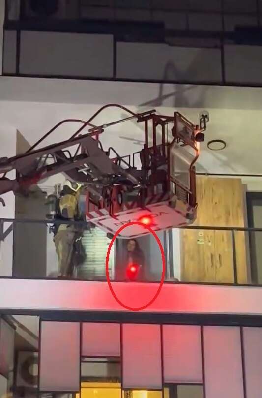 evi-yakmak-istedi-itfaiyeye-damacana-firlatti-o-anlar-kameralara-yansidi