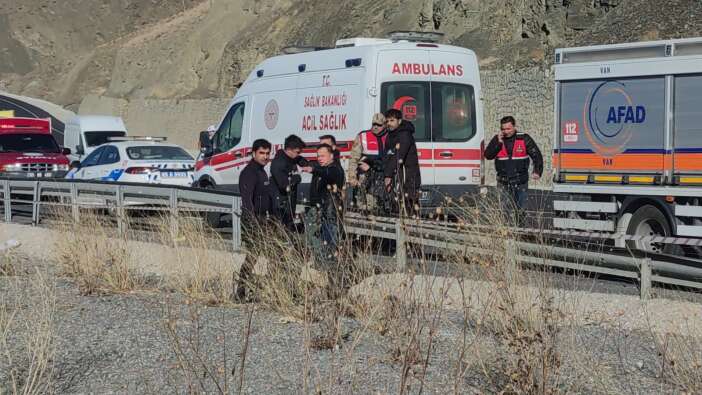 icinde-3-kisinin-oldugu-arac-baraja-uctu-kurtarma-calismalari-baslatildi