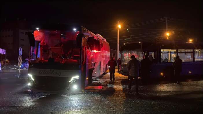 iki-otobus-birbirine-girdi-cok-sayida-yarali-var