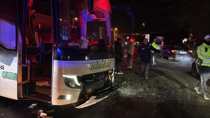 iki-otobus-birbirine-girdi-cok-sayida-yarali-var