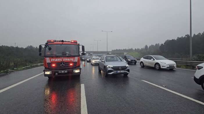 istanbul-beykozda-tirin-otoyolda-ter-1040188-308680