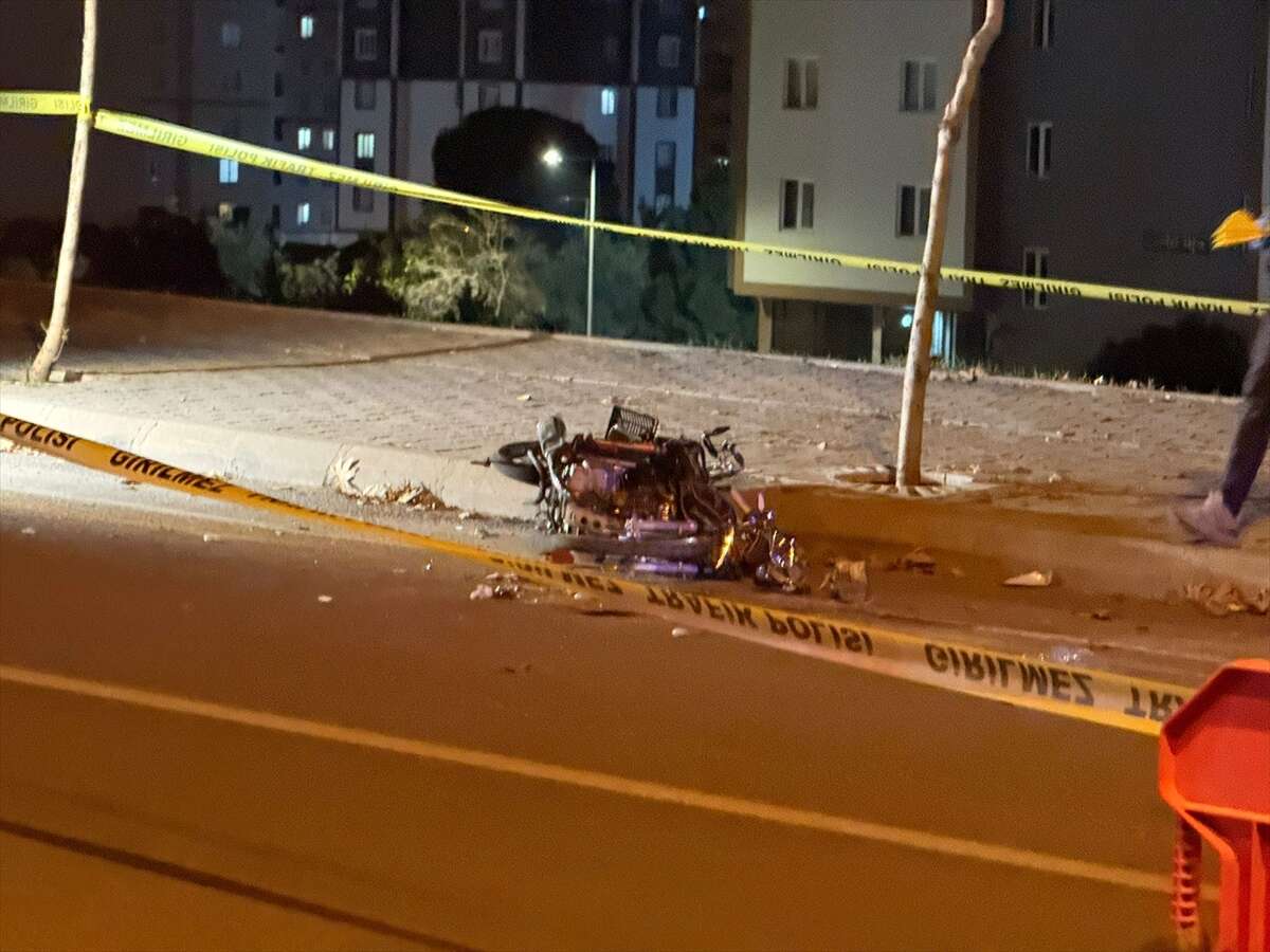 motosiklet-kamyonete-carpti-2-olu-var