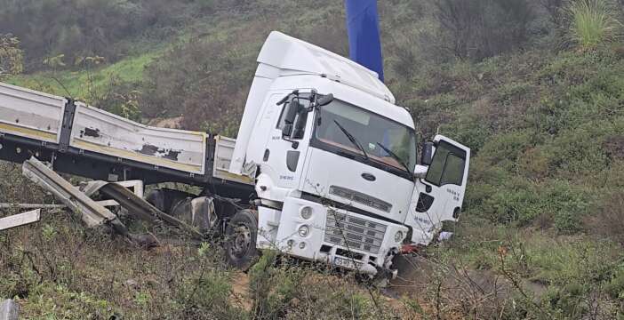 otoyolda-dehset-tir-ters-dondu-otomobille-burun-buruna-geldi