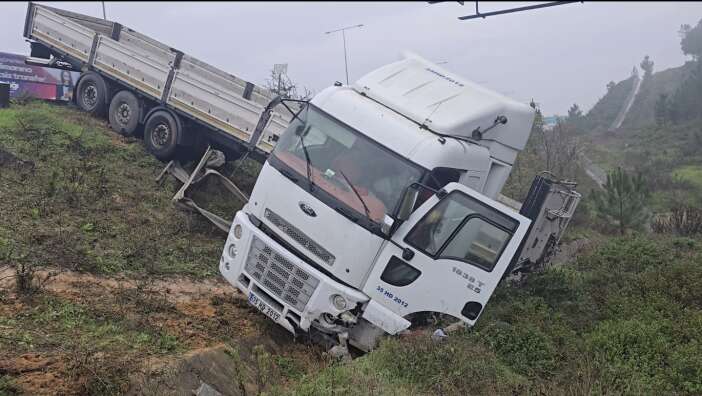 otoyolda-dehset-tir-ters-dondu-otomobille-burun-buruna-geldi