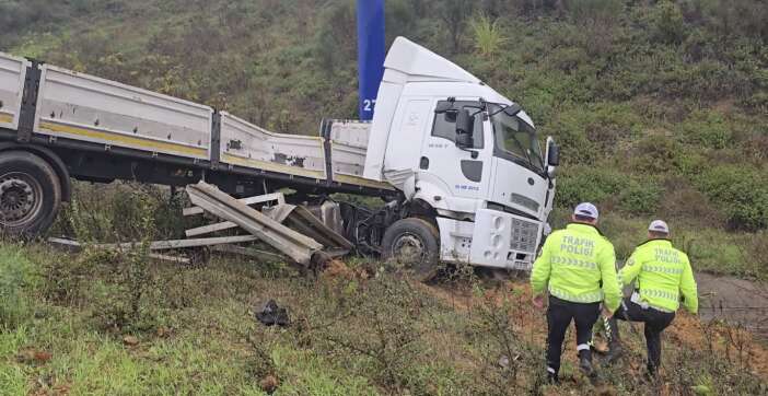 otoyolda-dehset-tir-ters-dondu-otomobille-burun-buruna-geldi