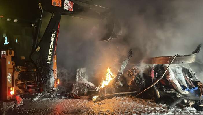 seyir-halinde-alev-alan-tir-kule-dondu