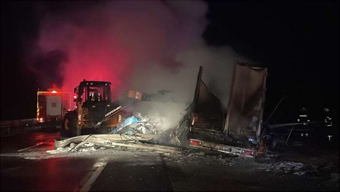 seyir-halinde-alev-alan-tir-kule-dondu