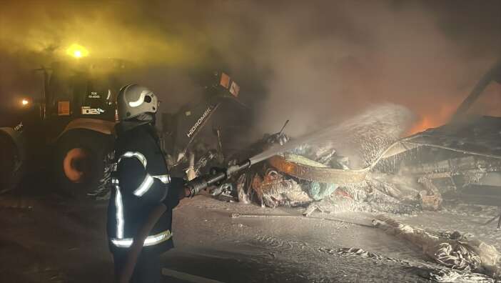 seyir-halinde-alev-alan-tir-kule-dondu