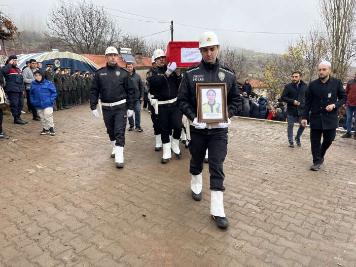 tir-kazasinda-sehit-olan-polis-memuru-hatice-unal-son-yolculuguna-ugurlandi