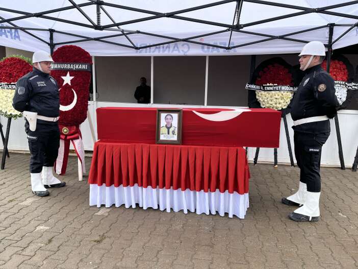 tir-kazasinda-sehit-olan-polis-memuru-hatice-unal-son-yolculuguna-ugurlandi