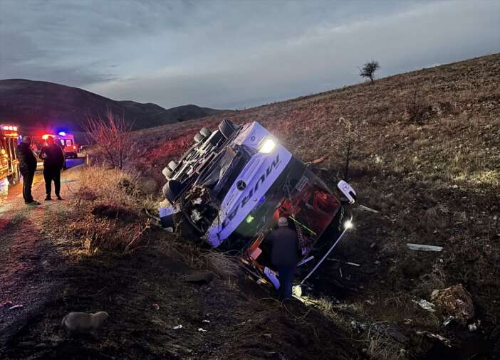 yolcu-otobusu-devrildi-2-olu-21-yarali