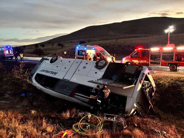 yolcu-otobusu-devrildi-2-olu-21-yarali