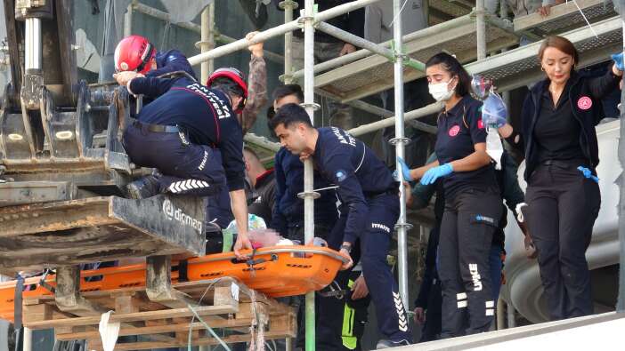 8-katli-insaatta-feci-kaza-unal-kayhan-iskeleden-dustu-durumu-agir