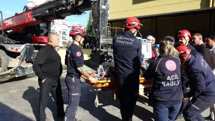 8-katli-insaatta-feci-kaza-unal-kayhan-iskeleden-dustu-durumu-agir