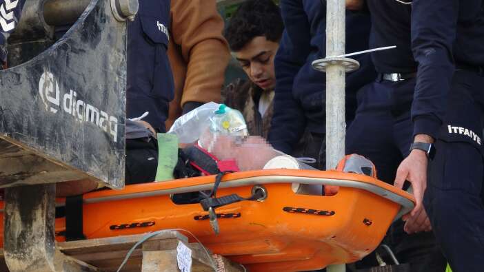 8-katli-insaatta-feci-kaza-unal-kayhan-iskeleden-dustu-durumu-agir