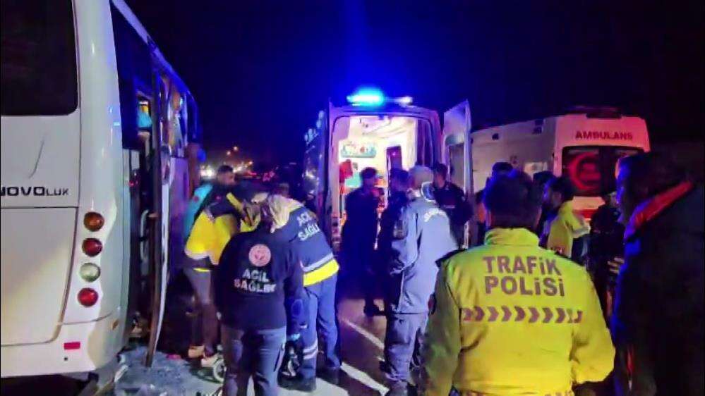 cezaevi-nakil-araci-kaza-yapan-araclara-carpti-23-yarali