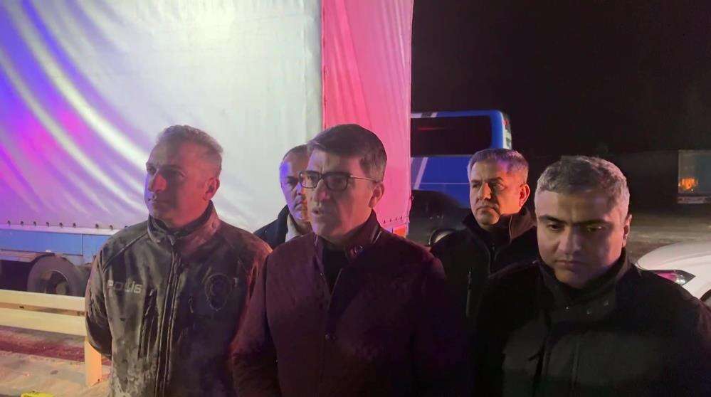 cezaevi-nakil-araci-kaza-yapan-araclara-carpti-23-yarali