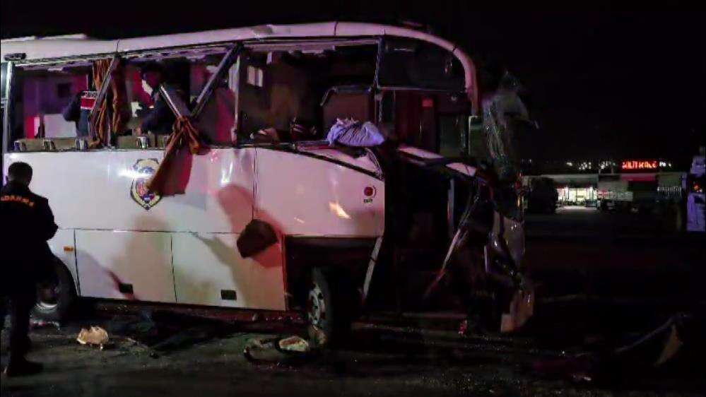 cezaevi-nakil-araci-kaza-yapan-araclara-carpti-23-yarali