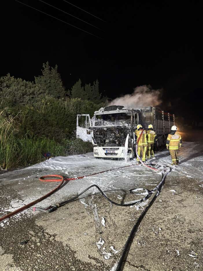 komur-yuklu-tir-alev-topuna-dondu-surucu-aractan-asagi-atladi