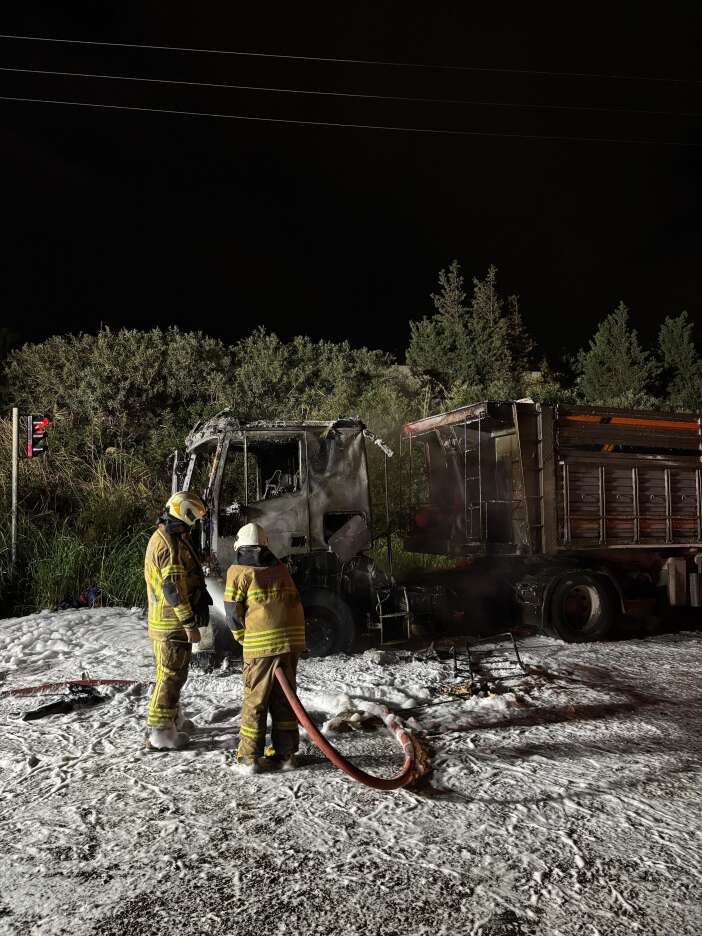 komur-yuklu-tir-alev-topuna-dondu-surucu-aractan-asagi-atladi