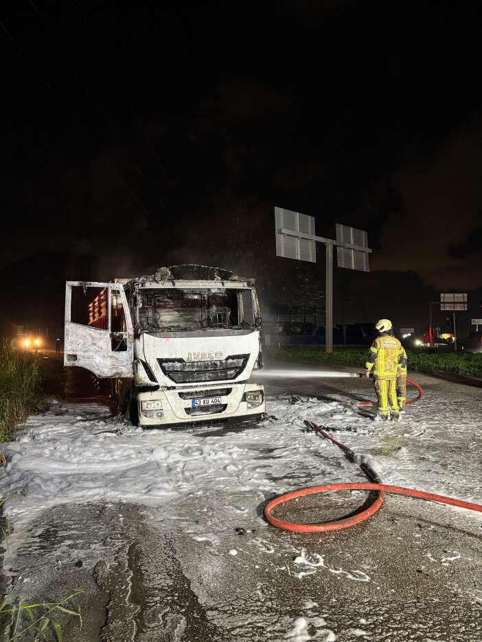 komur-yuklu-tir-alev-topuna-dondu-surucu-aractan-asagi-atladi