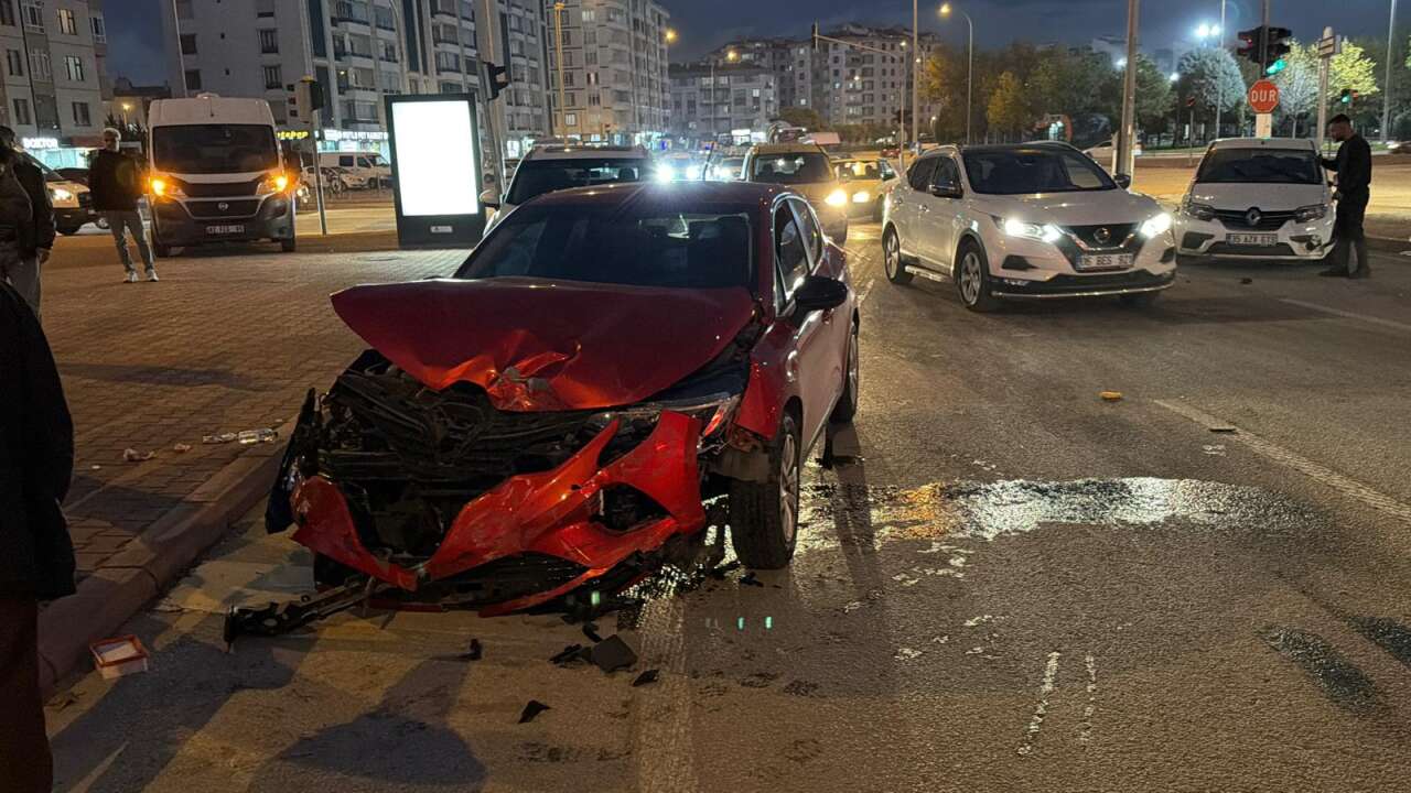 konyada-iki-otomobil-kavsakta-carpisti-2-kisi-yaralandi